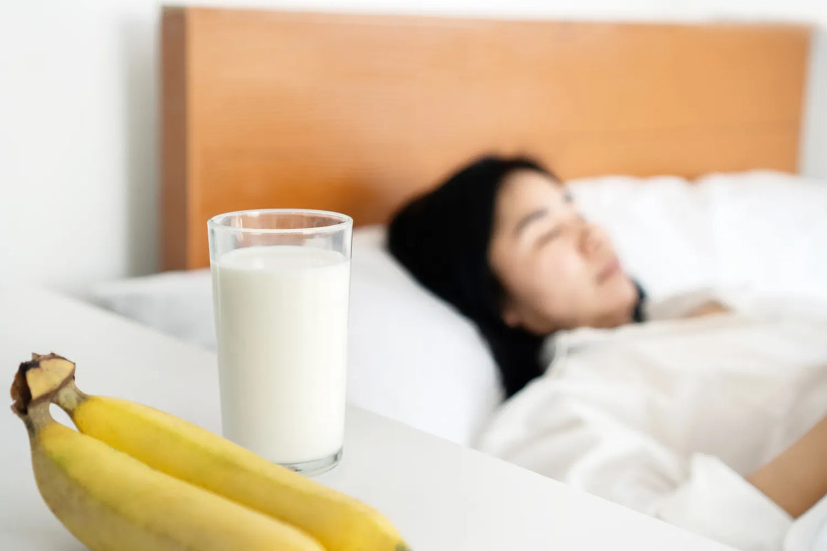 The 5 Best Foods & Drinks To Have Before Bed